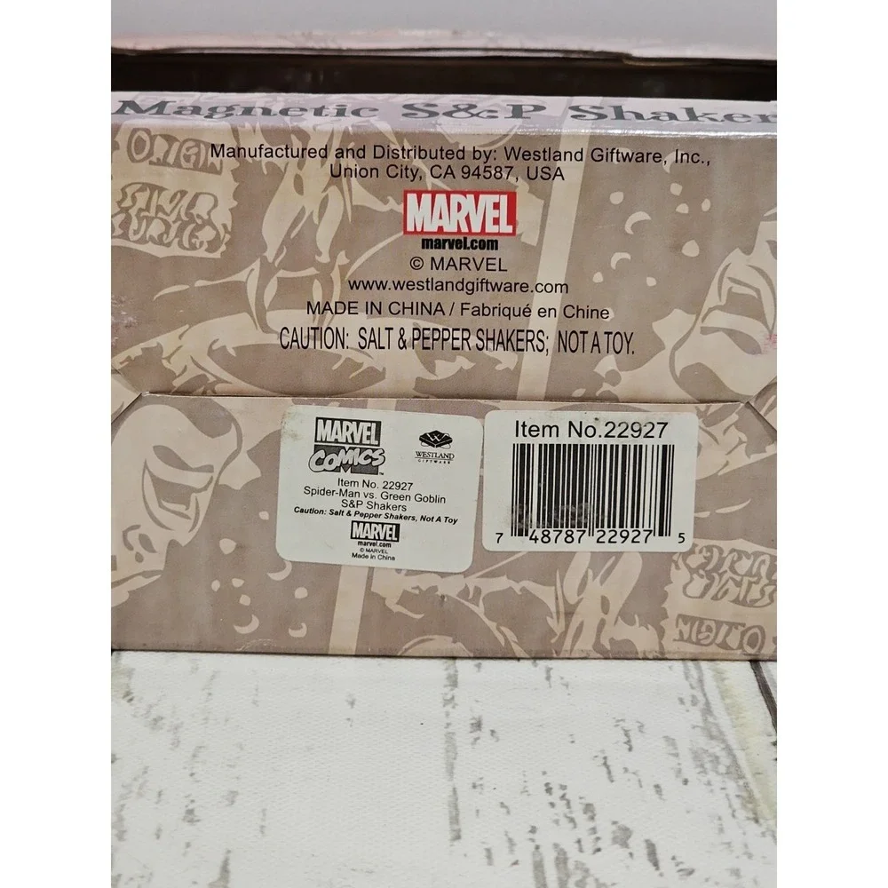 Magnetic Ceramic Salt and Pepper Shaker Set, Spiderman Vs Green Goblin 22927